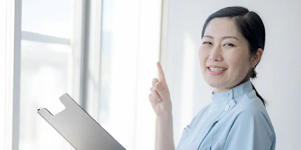 説明をする女性