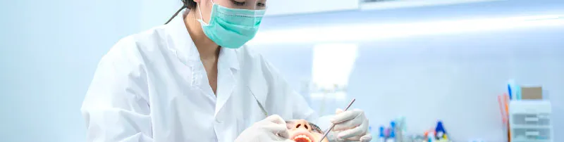 女性歯科医師